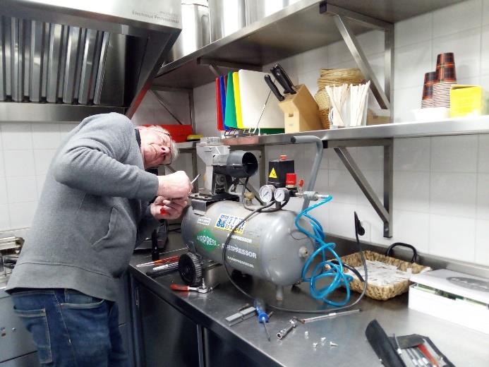 Repair_Café_Dorpsjournaal_20250509_2 Er wordt gesleuteld aan een handcompressor tijdens het Repair Café van 21 januari jl.