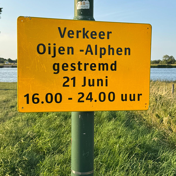 Verkeersbord - veerpont - verkeer gestremd maasdijk marathon 2025